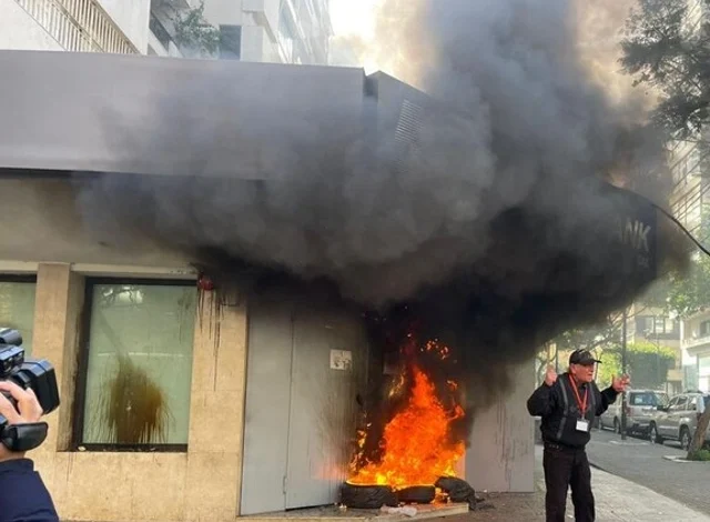 لبنانيون يحرقون واجهات بنوك احتجاجا على فرضها قيودا على عمليات السحب
