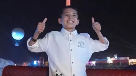 «ما مصدق جيت».. شاهد طفل سوريا اليتيم يتنزّه في السعودية