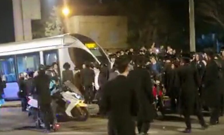 متطرفون من اليهود المتشددين يقومون بأعمال شغب أمام مقر شرطة القدس، يسدوا طريق القطار الخفيف