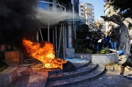 محتجون يحطمون واجهات مصارف لبنانية للمطالبة بودائعهم