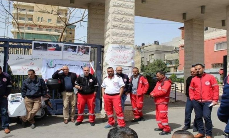 نقابة خدمات الإسعاف في الهلال الأحمر تهدد بالعودة للإضراب 