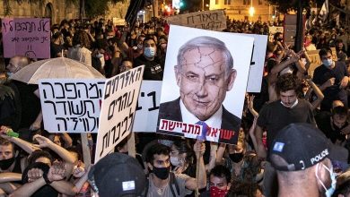 هآرتس: ضباط إسرائيليون يهددون برفض الخدمة احتجاجاً على مشروع نتنياهو القضائي