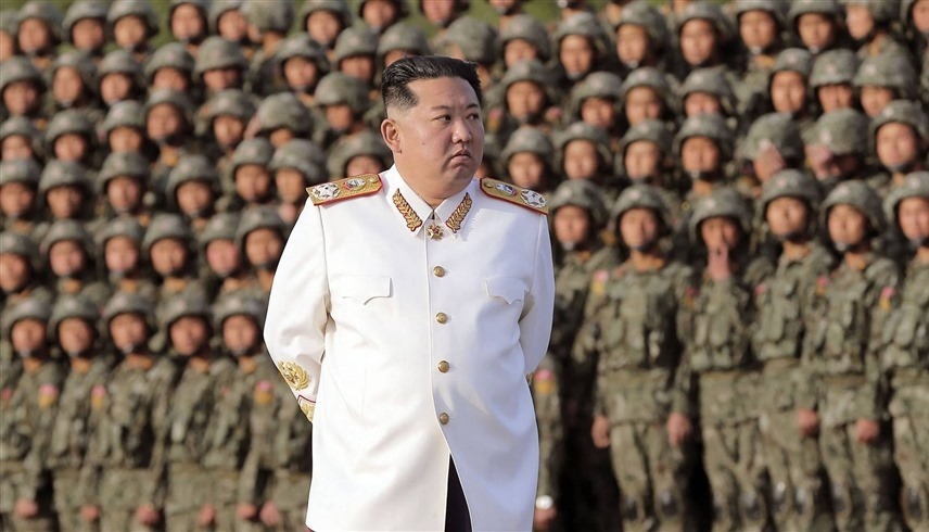 الرئيس الكوري الشمالي كيم جونغ أون خلال عرض عسكري (أرشيف)