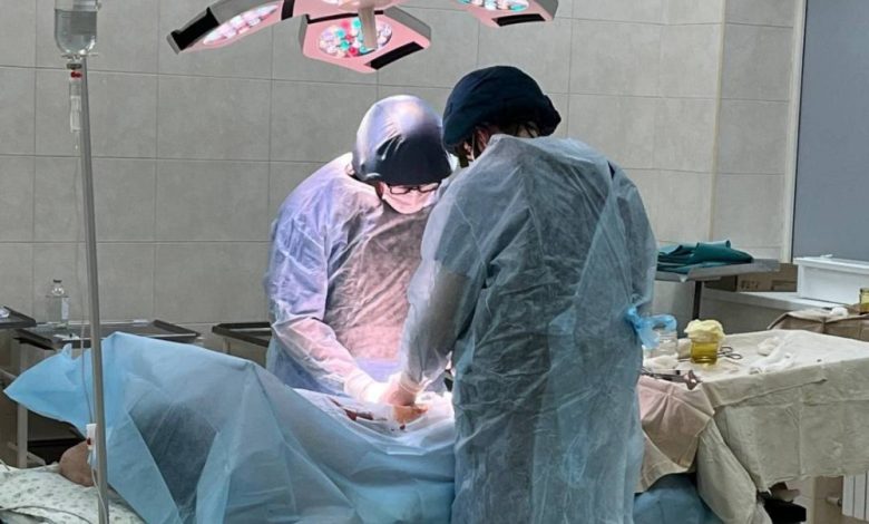 أطباء يرتدون واقياً من الرصاص لإزالة لغم من مصاب - أخبار السعودية
