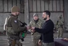 زيلينسكي يزور القوات الأوكرانية قرب باخموت: يشرفني أن أكون هنا لتقديم الجوائز لأبطالنا