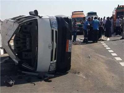 إصابة 17 شخصا إثر تصادم بين ميكروباص وسيارة ربع نقل بطريق أبو الريش في أسوان