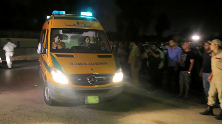 إصابة مواطن تصادف مروره  خلال معركة بالأسلحة في القاهرة