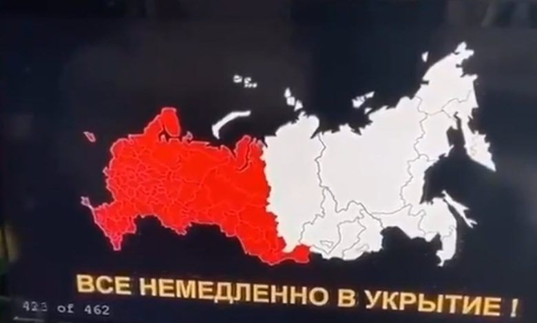اختراق التلفزيون والإذاعة الروسية وبث رسالة عن ضربة نووية (فيديو)