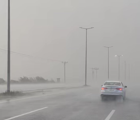 الآن.. تساقط أمطار غزيرة مع رياح نشطة شرق جدة وجنوب مكة