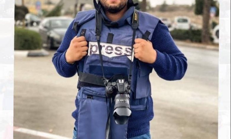 الأجهزة الأمنية في رام الله تمدد اعتقال الصحفي معاذ وشحة 