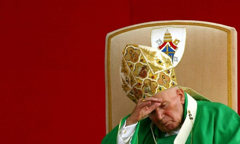 "البابا يوحنا بولس الثاني تستر على قضايا تحرش بأطفال"، بحسب كتاب صدر في بولندا