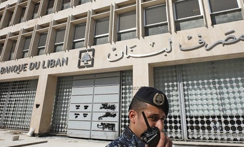 البنوك العاملة في لبنان تبدأ إضرابا مفتوحا.. وانهيار تاريخي جديد في سعر صرف الليرة