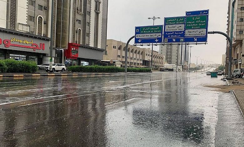 الدفاع المدني يطالب سكان مكة بتوخي الحذر لاحتمالية هطول أمطار