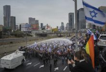 الشرطة تستخدم الخيالة وخراطيم المياه لتفريق المتظاهرين في تل أبيب وحيفا، وتعتقل العشرات