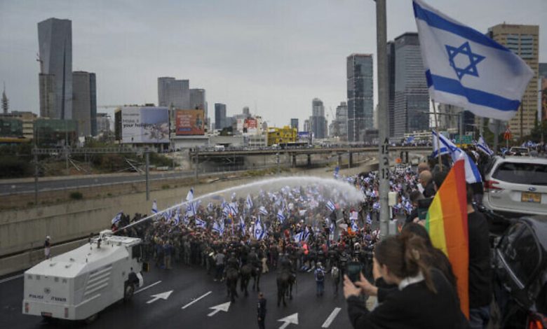 الشرطة تستخدم الخيالة وخراطيم المياه لتفريق المتظاهرين في تل أبيب وحيفا، وتعتقل العشرات
