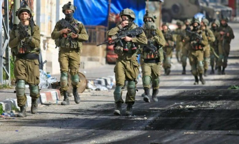 جنود الاحتلال يعتدون بالضرب على المواطنين وسط الخليل