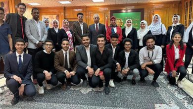 رئيس جامعة المنيا يكرم طلاب التربية الفنية