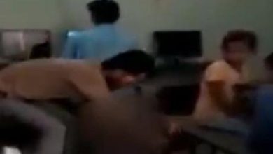 شاهد : حقيقة فيديو المعلم الذي يضرب طالب بشكل مُبرح - فيديو