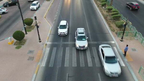شرطة أبوظبي تدعو السائقين لعدم الانشغال بغير الطريق عند خطوط عبور المشاة