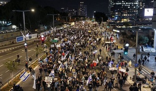 عشرات الآلاف من أنصار اليمين المتطرف يتظاهرون في تل أبيب