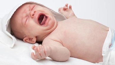 صورة لرضيع منزعج بسبب تراكم البلغم لديه