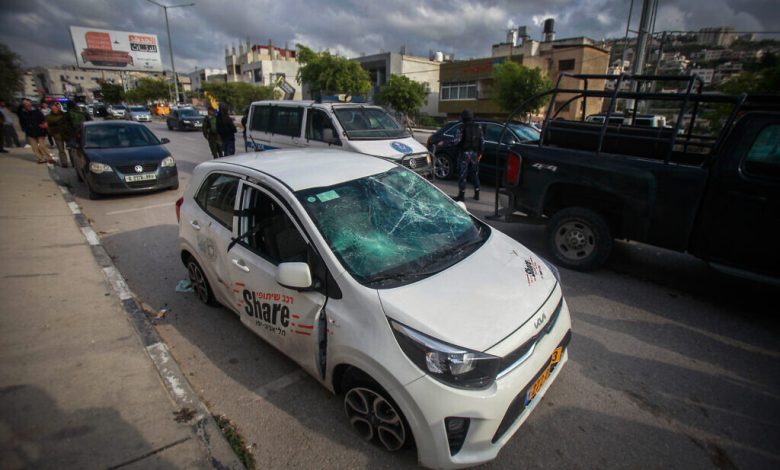 فلسطينيون يهاجمون سائحين ألمانيين بعد دخولهما نابلس بسيارة تحمل لوحات ترخيص إسرائيلية