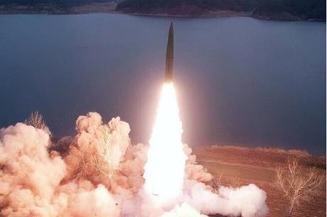 كوريا الشمالية تطلق صاروخا باليستيا قطع مسافة 800 كيلومتر