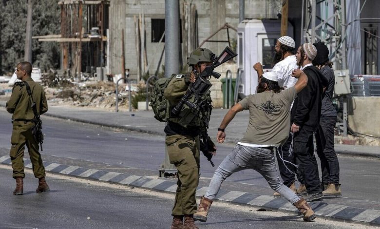 مستوطنون يرشقون سيارات فلسطينية بالحجارة، ويشتبكون مع الجيش بعد أن منعتهم القوات من دخول بؤرة استيطانية
