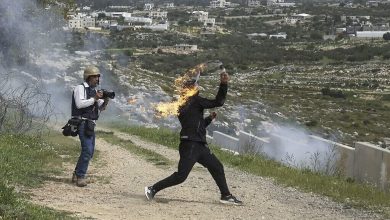 مقتل مراهق فلسطيني، يزعم أنه كان يلقي قنبلة حارقة، برصاص جنود إسرائيليين في الضفة الغربية