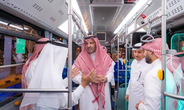 أمير المدينة يدشن خدمات الحافلة الكهربائية - أخبار السعودية