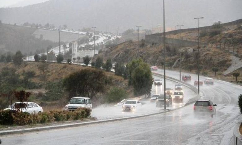 «الأرصاد»: أمطار متوسطة إلى غزيرة وزخات من البرد على مناطق المملكة - أخبار السعودية