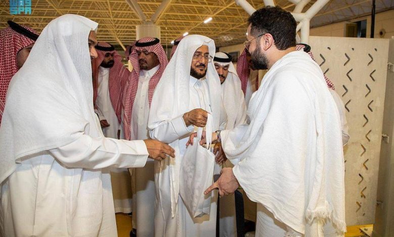 وزير الشؤون الإسلامية يتفقد خدمات الوزارة بمطار الملك عبدالعزيز الدولي بجدة - أخبار السعودية