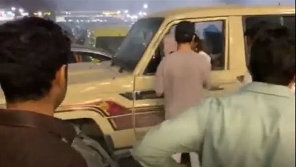 السعودية .. لحظة القبض على شخص أطلق النار وصدم عدة سيارات في الرياض