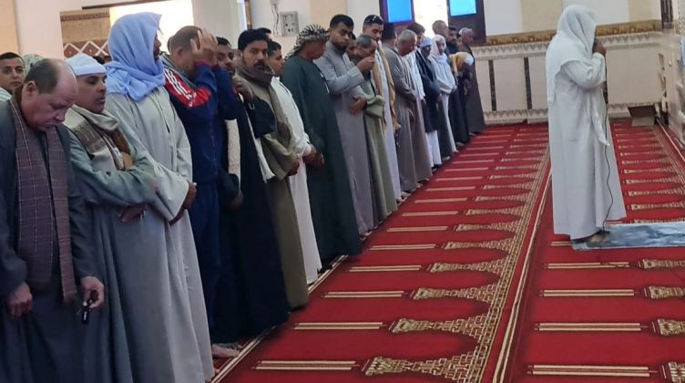 آلاف المصلين يؤدون صلاة عيد الفطر بالمساجد في الفيوم