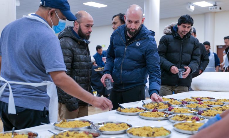 أخلاق الصيام.. مساجد بريطانيا تقدم وجبات إفطار لغير المسلمين
