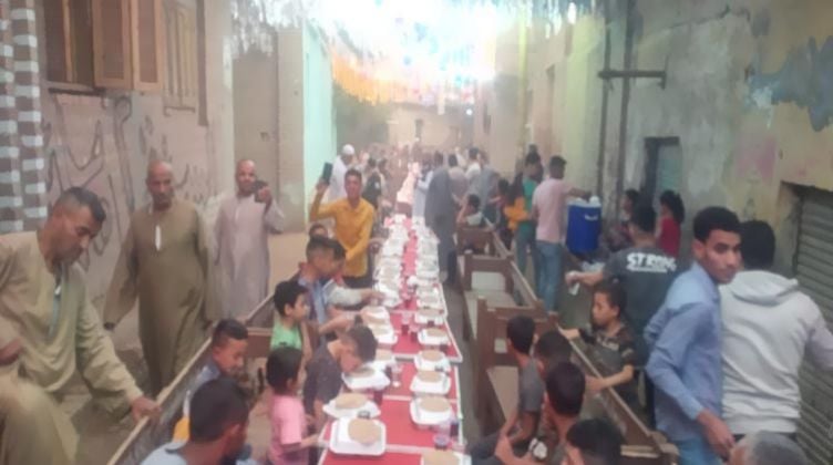 أهالي قرية صفط النور ببني سويف يختمون رمضان بأكبر مائدة إفطار جماعي
