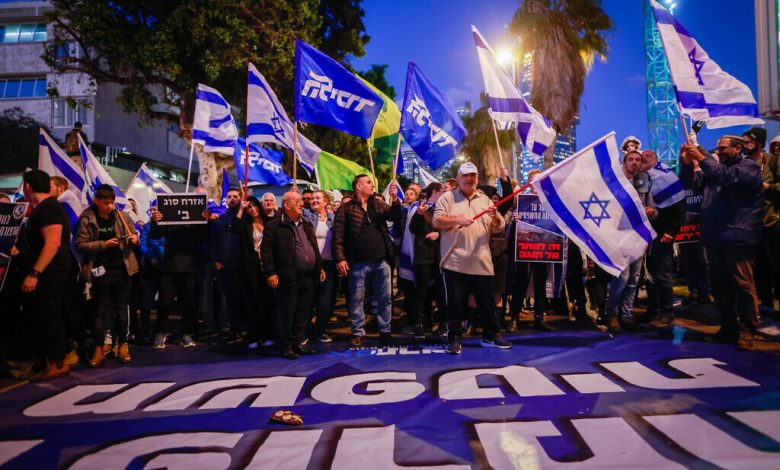 "إنهم يسرقون الانتخابات": الآلاف يحضرون مظاهرة في تل أبيب لدعم الإصلاح القضائي