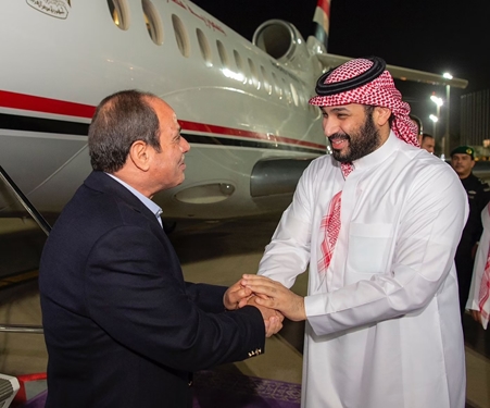 الرئيس المصري يصل جدة وولي العهد السعودي في مقدمة مستقبليه