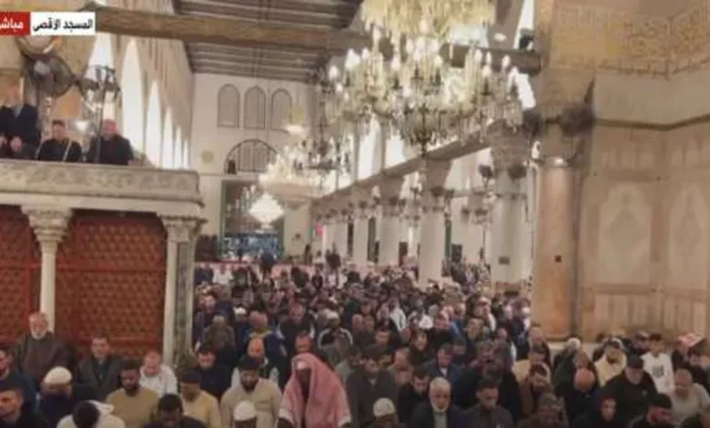 القاهرة الإخبارية: 40 ألفا يؤدون العشاء والتراويح بالأقصى.. وإسرائيل تستعد لشن هجمات