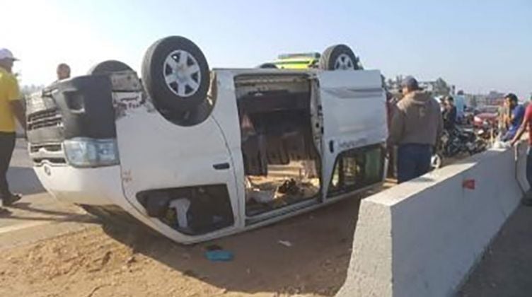 بالأسماء.. إصابة 16 شخصًا بحادث انقلاب سيارة ميكروباص بالصحراوي الغربي