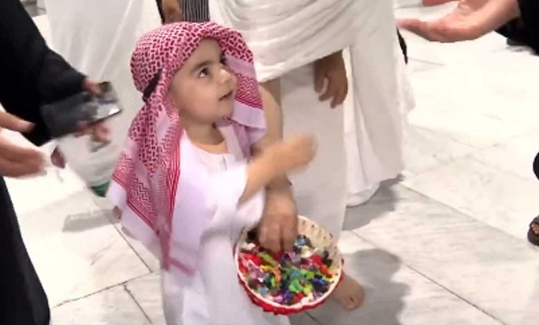 بالفيديو.. طفل يلفت الأنظار أثناء توزيع الحلوى على المصلين والمعتمرين في الحرم المكي