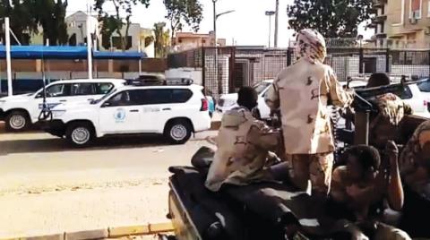 تسارع عمليات الإجلاء يعمّق مخاوف السودانيين