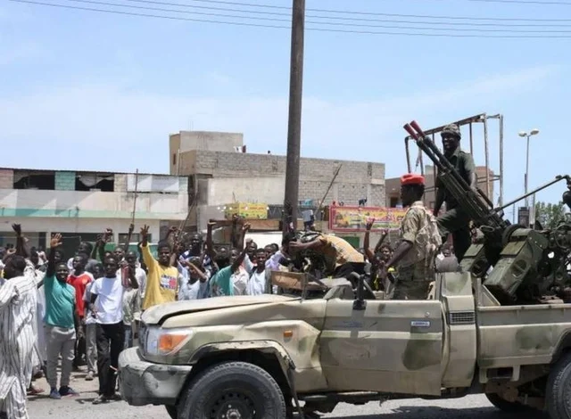 تواصل القتال في السودان بعد سقوط عشرات القتلى وفتح ممرات إنسانية لفترة وجيزة