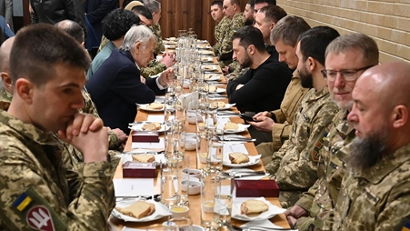 زيلينسكي ينظم إفطاراً رمضانياً ويكرّم جنوداً مسلمين