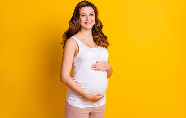 صورة لحامل فرحة بحملها