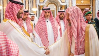 ولي العهد يؤدي صلاة عيد الفطر في المسجد الحرام ويستقبل الأمراء والعلماء والمشايخ - أخبار السعودية