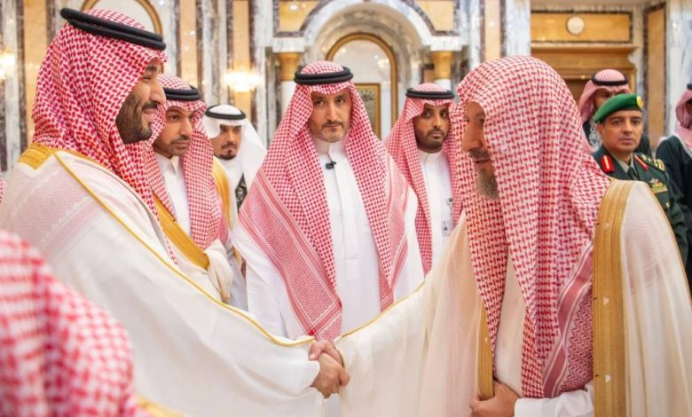 ولي العهد يؤدي صلاة عيد الفطر في المسجد الحرام ويستقبل الأمراء والعلماء والمشايخ - أخبار السعودية