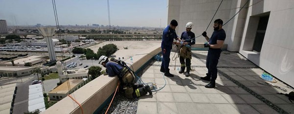 فرق الإطفاء تعاملت مع بلاغ عمال نظافة علقوا في سقالة مبنى بمنطقة الشويخ