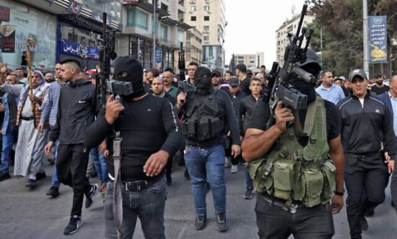 13 فلسطيني من مسلحي "عرين الأسود" يسلمون أنفسهم لقوات الأمن التابعة للسلطة الفلسطينية