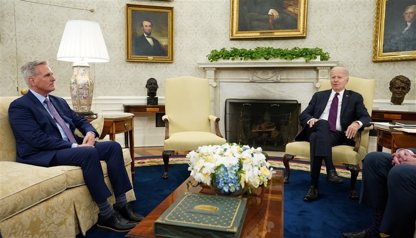 الرئيس الأمريكي جو بايدن ورئيس مجلس النواب كيفن مكارثي (رويترز)